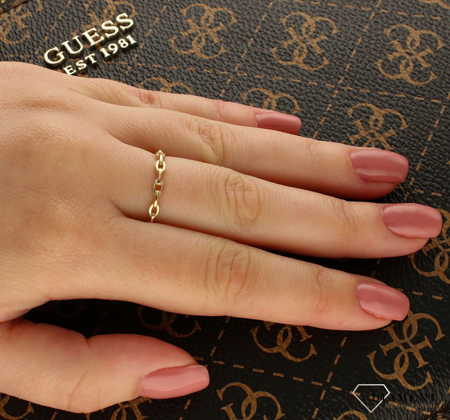 Złoty pierścionek w formie obrączki ozdobiony łańcuszkiem PI 5531 (1).jpg